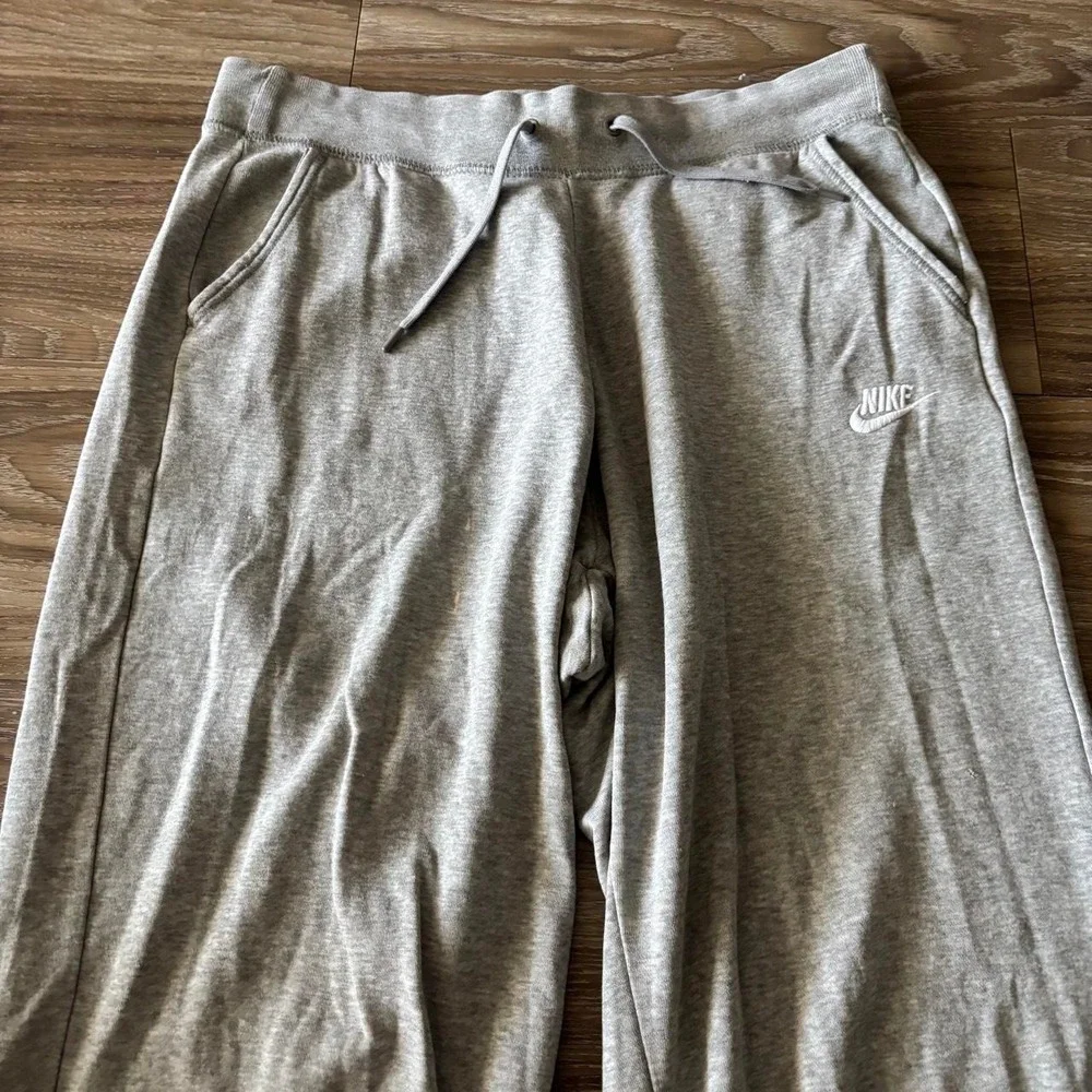 Vintage Y2K/2000s Light Grey Nike Streetwear Essential Sweatpants! Size M